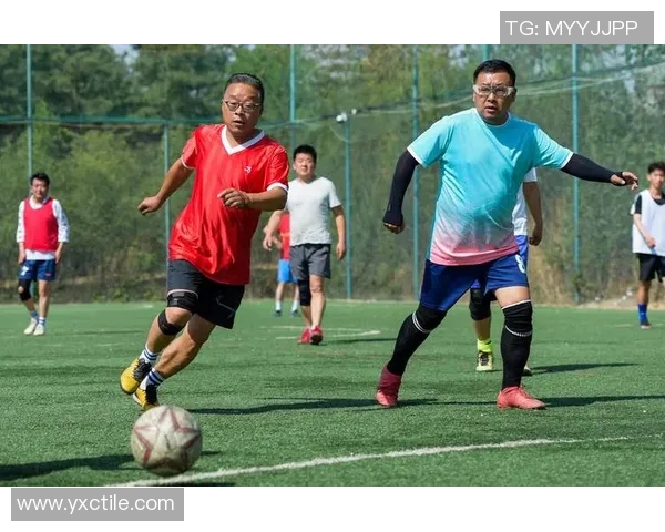 足球明星与普通路人激情对决踢球瞬间展现友谊与热爱足球的魅力与乐趣